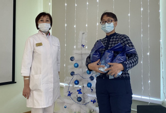 29 декабря активисты « Единой России» г. Улан -Удэ вручили  детям сотрудников младшего медицинского персонала работающих в ковидном отделении 3 новогодние подарки. 